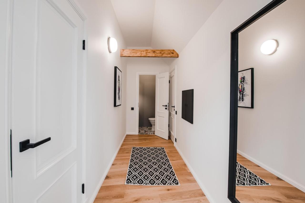 Big Design Apt - Sleeps 12 - Best Location Riga Exterior foto